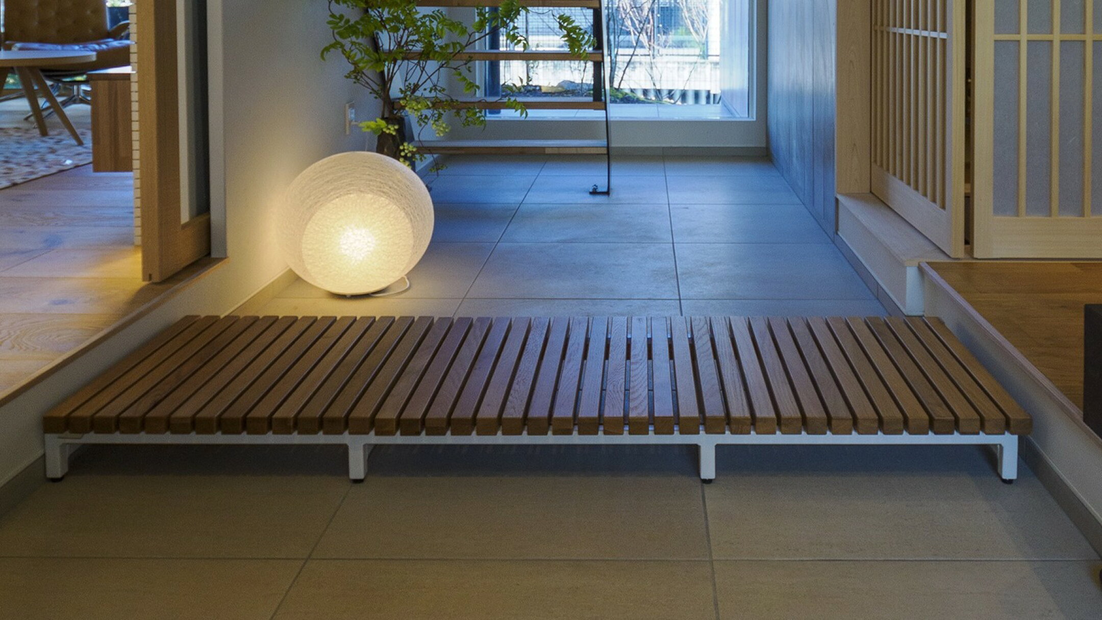 600角の大判タイルを床に施工したリビングの例。モダンな空間を演出する高級感のある内装床材。