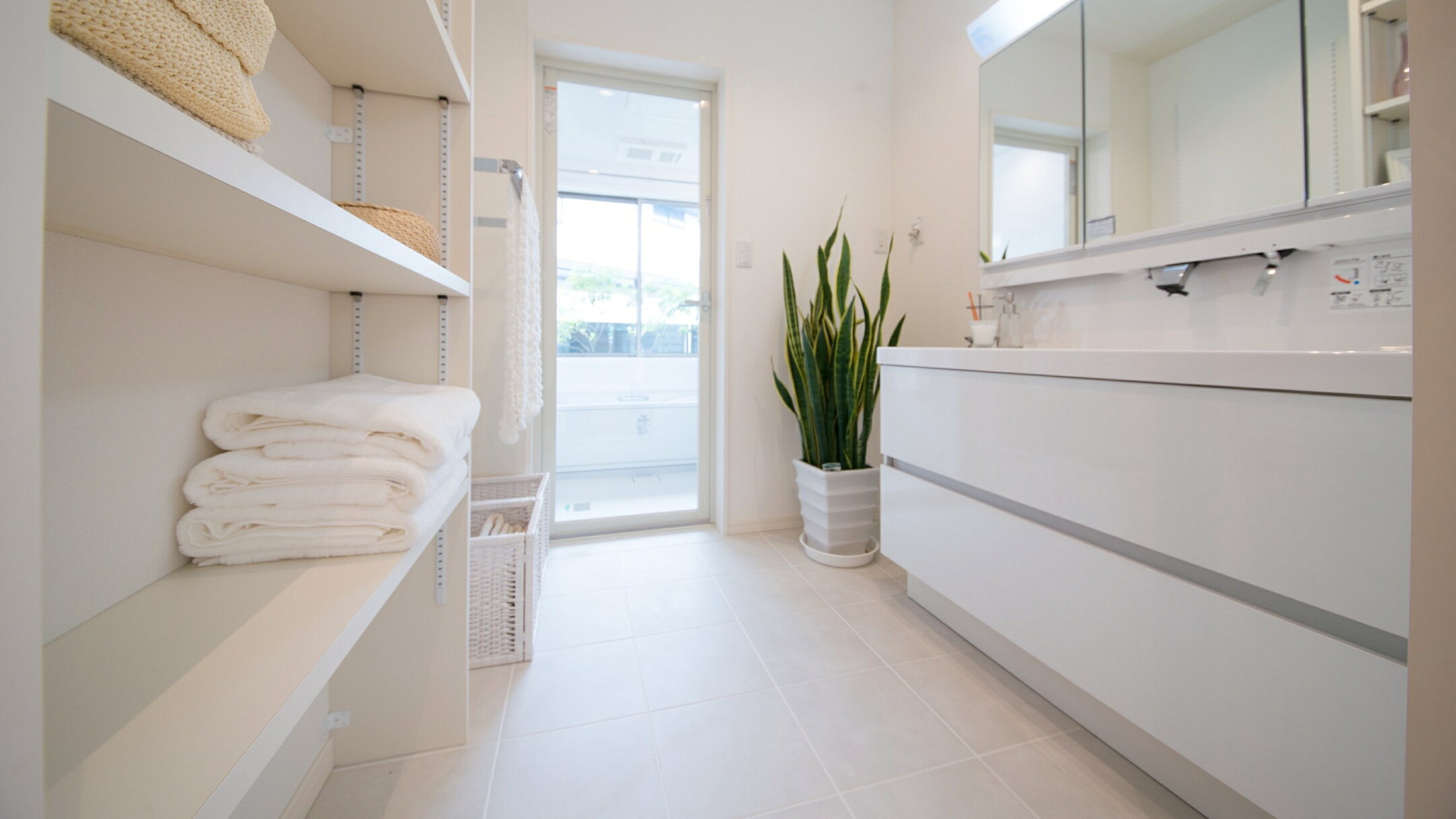 施工例：シンプルのホワイトの300角タイルの洗面所床の使用例写真