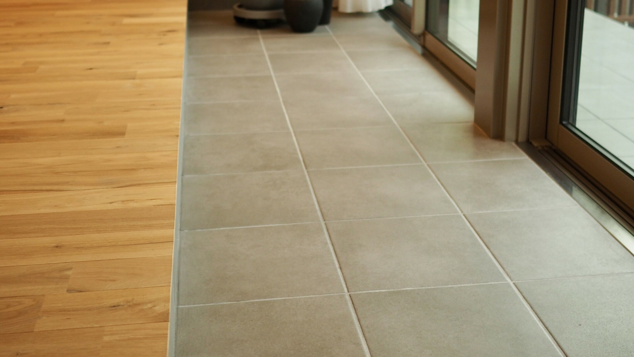 施工例：天然石風のグレー300角タイル。使用場所は住宅テラス床