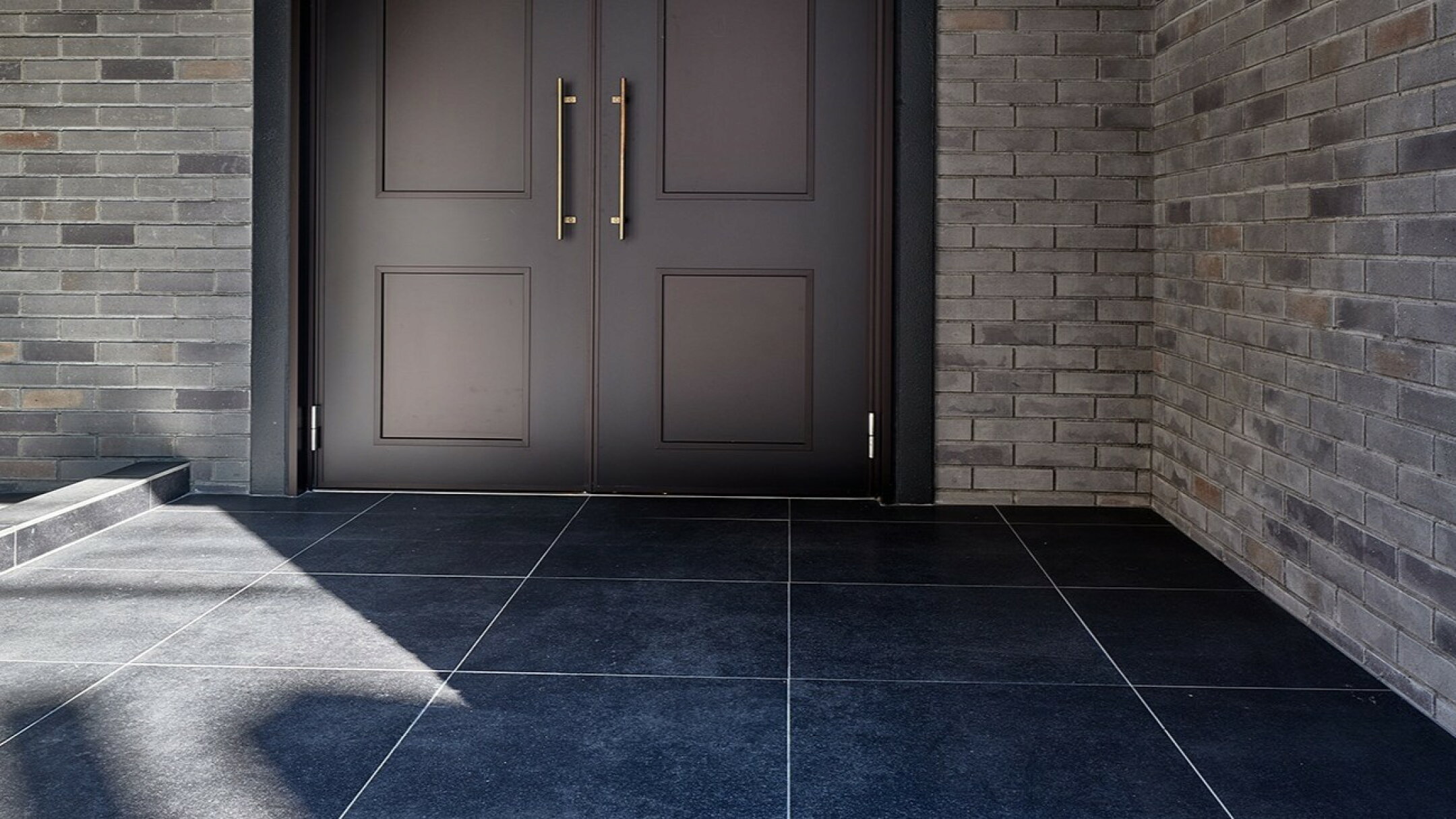 施工例：黒の天然石風600角タイルの玄関での使用例