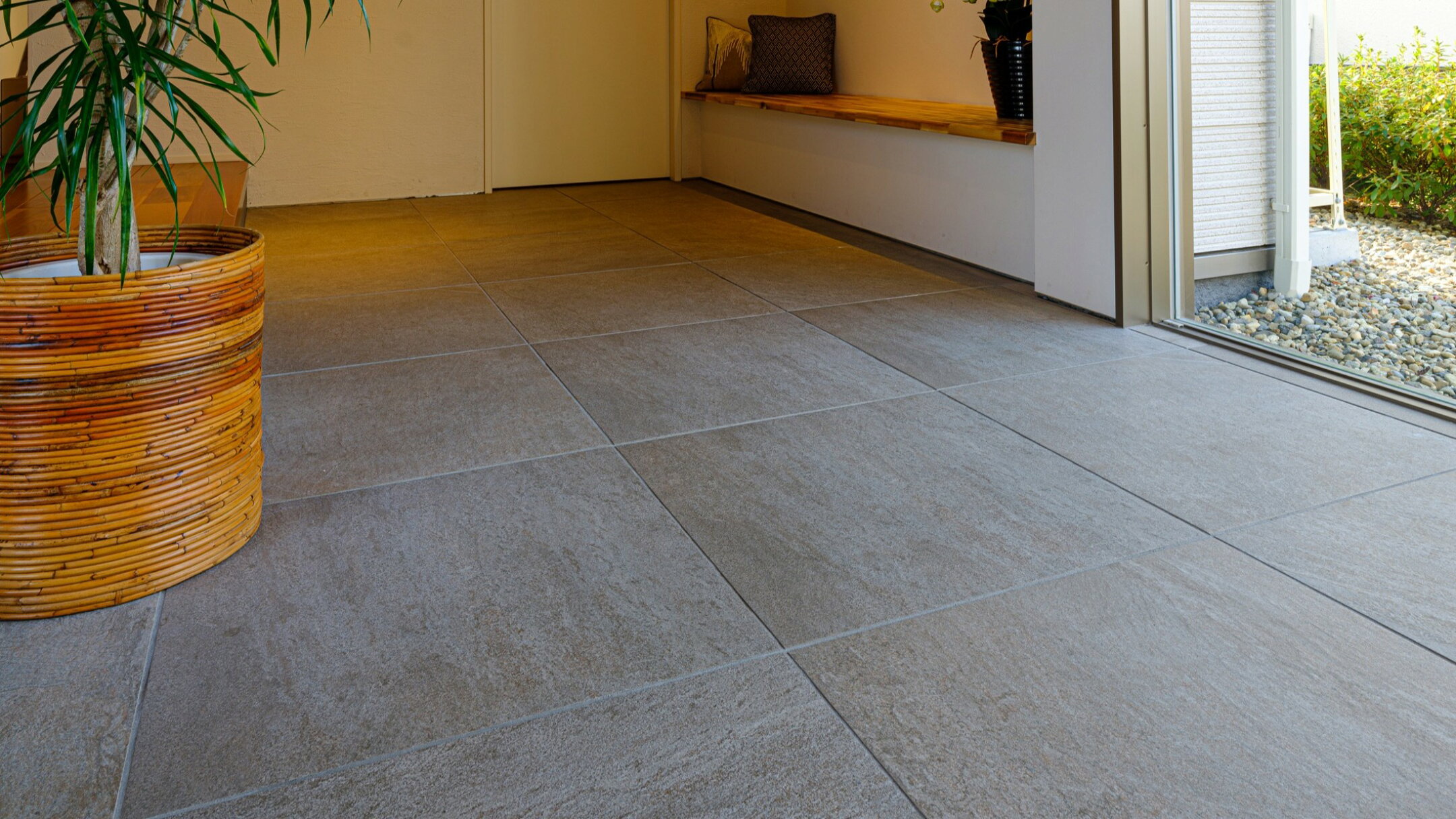 施工例：600角タイルの玄関タイル落ち着いた石目模様のダークグレーン系