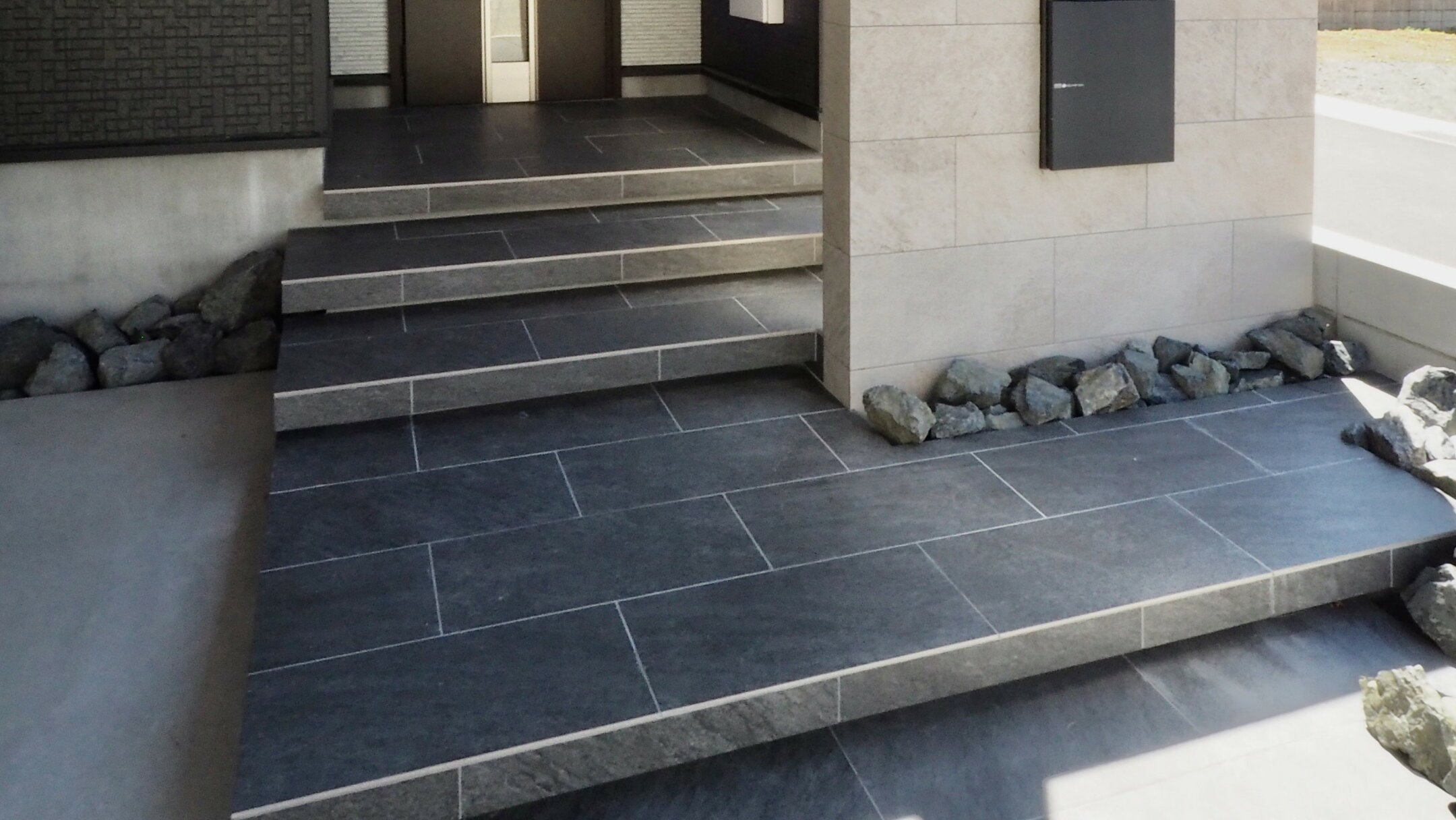 外構を同じタイルで施工した例。カラーを変えても同じタイルなら違和感がありません。