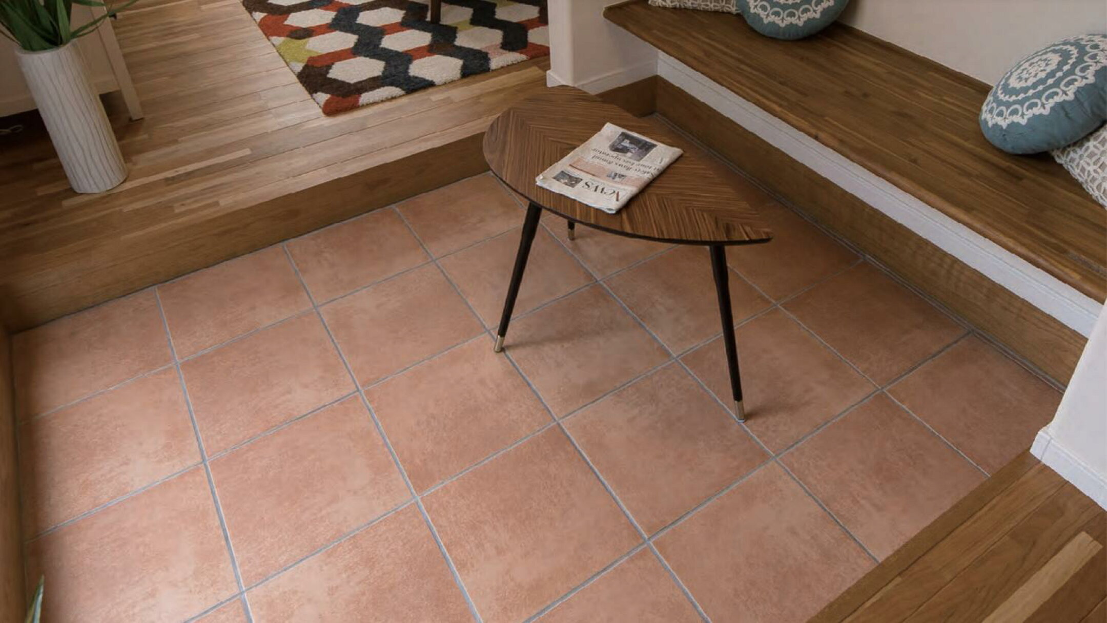 施工例：テラコッタ風の赤茶の300角テラコッタタイルの玄関の使用例写真