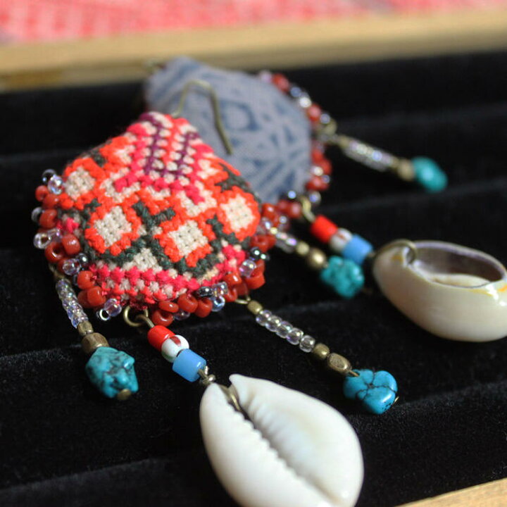 楽天市場】ピアス モン族刺繍布 天然石とカウリーシェル ☆全2種 