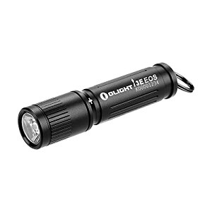 OLIGHT(�I�[���C�g) I3E EOS �����d�� �L�[�z���_�[���C�g LED �~�j�T�C�Y �X���[�Y�Ȓ��� �˂����ݎ��X�C�b�` 90���[���� �n���f�B�[ IPX8�h�� ���^ �y�� �P4�d�r�t�� ��d�΍� �ً}�p �L�����v(�u