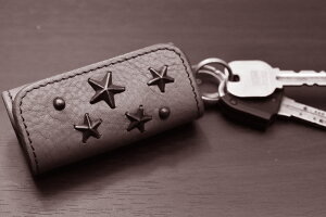 小さめサイズのキーケース【メール便対応】キーホルダーキーケース≪GrooverLeather/グルーバーレザーGKS-100-NBRN真鍮製スタッズ付きキーケースナチュラルブラウンブラスリング付き≫レザー牛革日本製牛皮手作りメンズ財布本皮本革