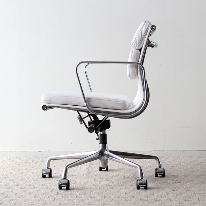 イームズ アルミナムチェア オフィスチェア ミドルバック ソフトパッド ホワイト PVC アルミナムグループ eames おしゃれ かっこいい  デザイナー ミッドセンチュリー チェア 椅子 リプロダクト ジェネリック 白 | イームズチェア