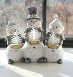 【送料無料】アンティーク雑貨 クリスマスツリー LEDライト 店内装飾 ディスプレイ 卓上 置物 オブジェ【コベントガーデン スノーマントリオ・LEDライト】巾17.5×奥行10×高さ17cm