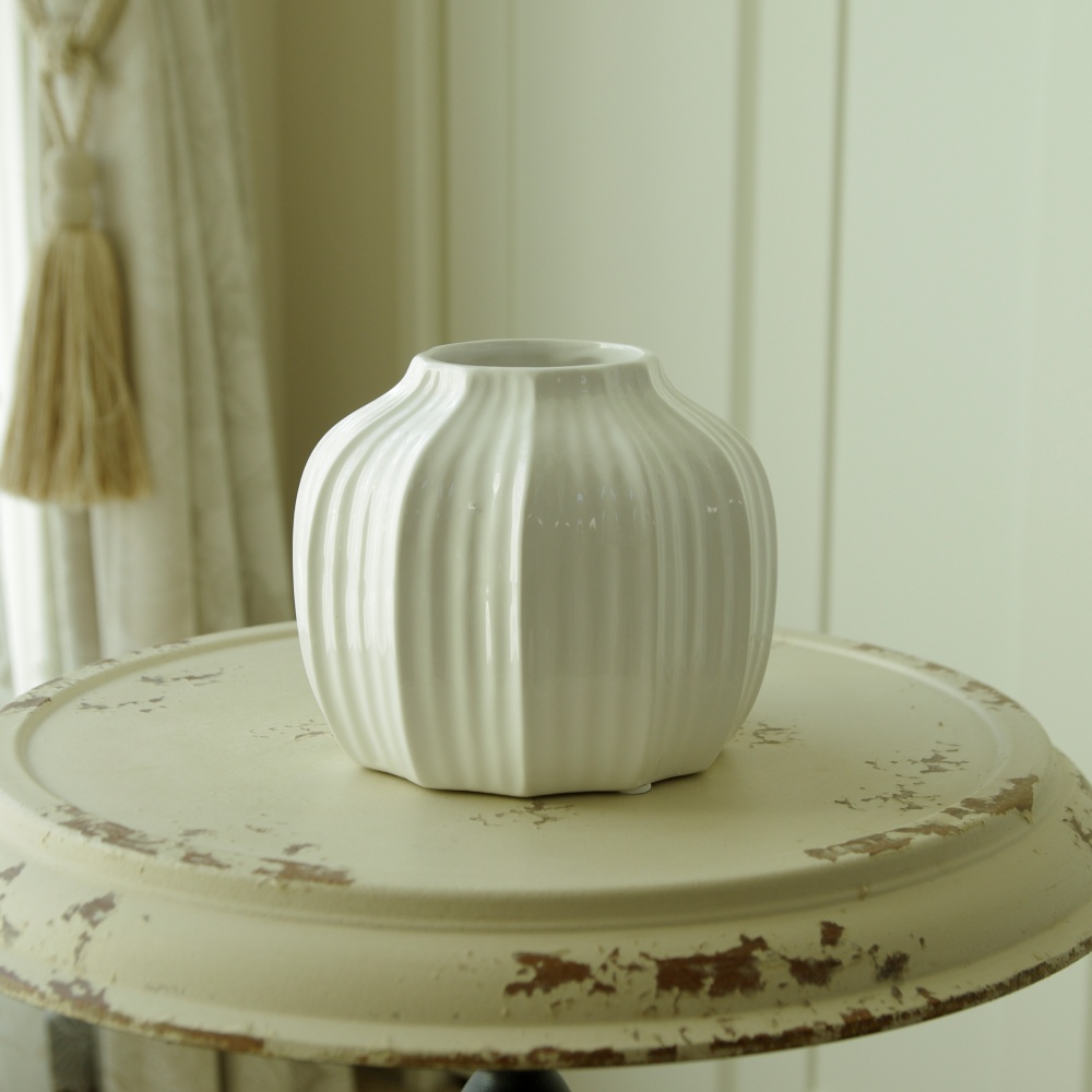 花瓶 フラワーベース 陶器 白 おしゃれ モダン アンティーク 北欧 DIDIER 花瓶 ラウンドベース ホワイト Φ15×高さ13cm |  アンティーク雑貨 CHEERFUL