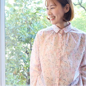 リバティプリント　丸襟タックブラウス（ホリーホックス）ピンクグレー系　Lサイズ　ブラウス　シャツ　 LIBERTYPRINT使用