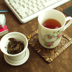 茶こし付きマグカップ 寿桃 1個 台湾茶器 茶漉し付き 磁器製 蓋付き