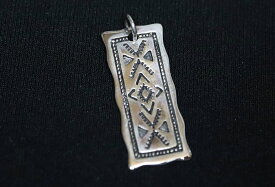 CHA011　シルバー925製 インディアン 　ネイティブ柄　パネル　チャーム 1個売り 全長30mm
