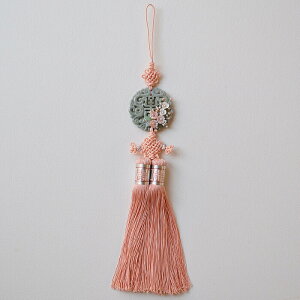 チマチョゴリの胸から垂らす飾り シルク手彫り玉螺鈿花装飾ノリゲ コーラルピンク■norige-h-58-s【ギフト】【お土産】韓国 インテリア 雑貨 かわいい 部屋飾り 韓国雑貨 ストラップ 螺鈿翡翠