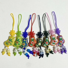 【楽天市場】韓国雑貨　健康祈願ポソン 携帯ストラップ 【全8色】■keitaistrap-5-s【ギフト】【お土産】韓国雑貨 携帯ストラップ スマホストラップ カラフル 小さい 韓国グッズ ハンドメイド 幸福 運気上昇 ポイント消化 刺繍 健康 お守り 健康運 プチギフト 母の日 父の日 敬老の日：チマチョゴリ韓服韓国雑貨Yumekobo