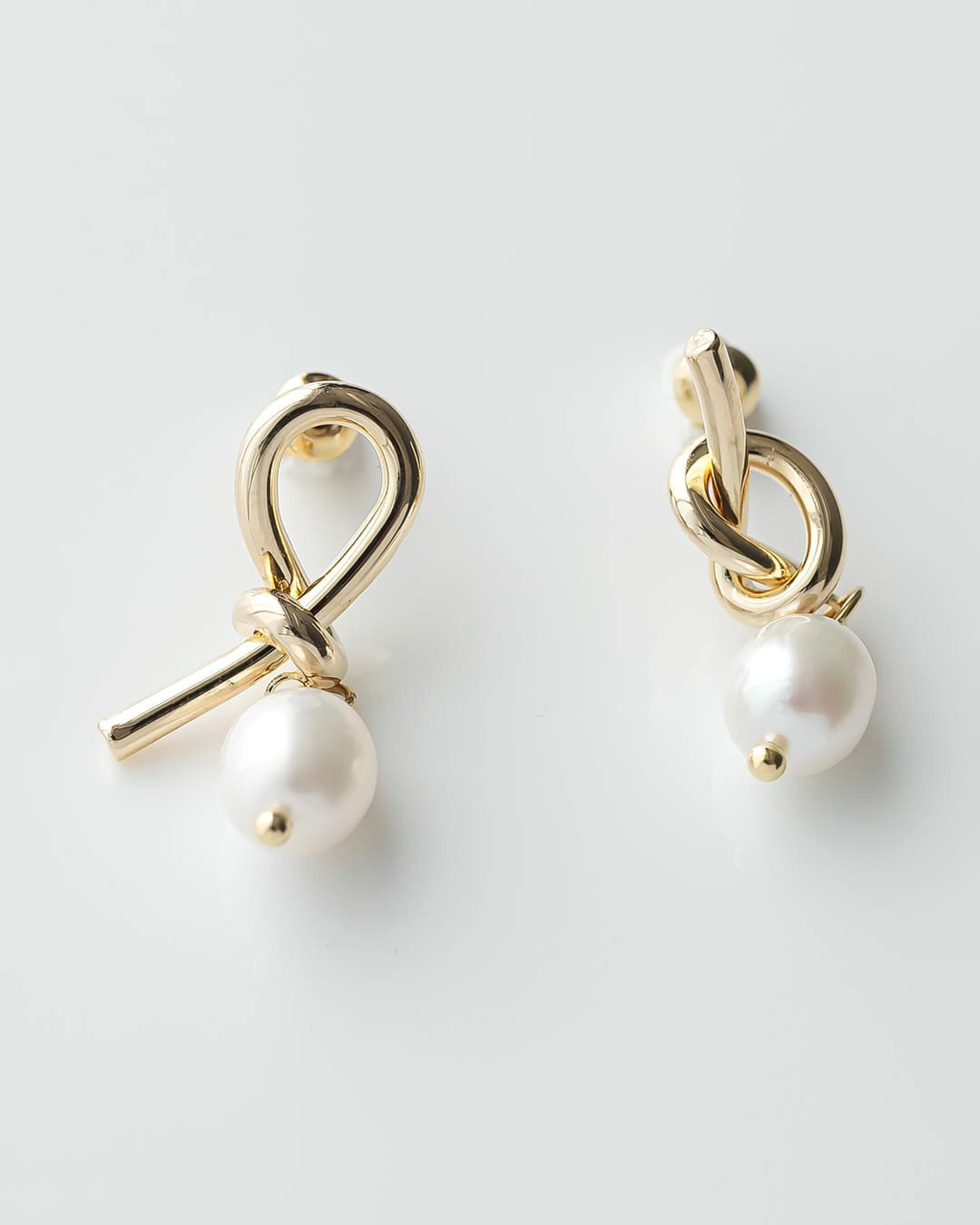 アシンメトリーノットライン淡水バロックパールピアス