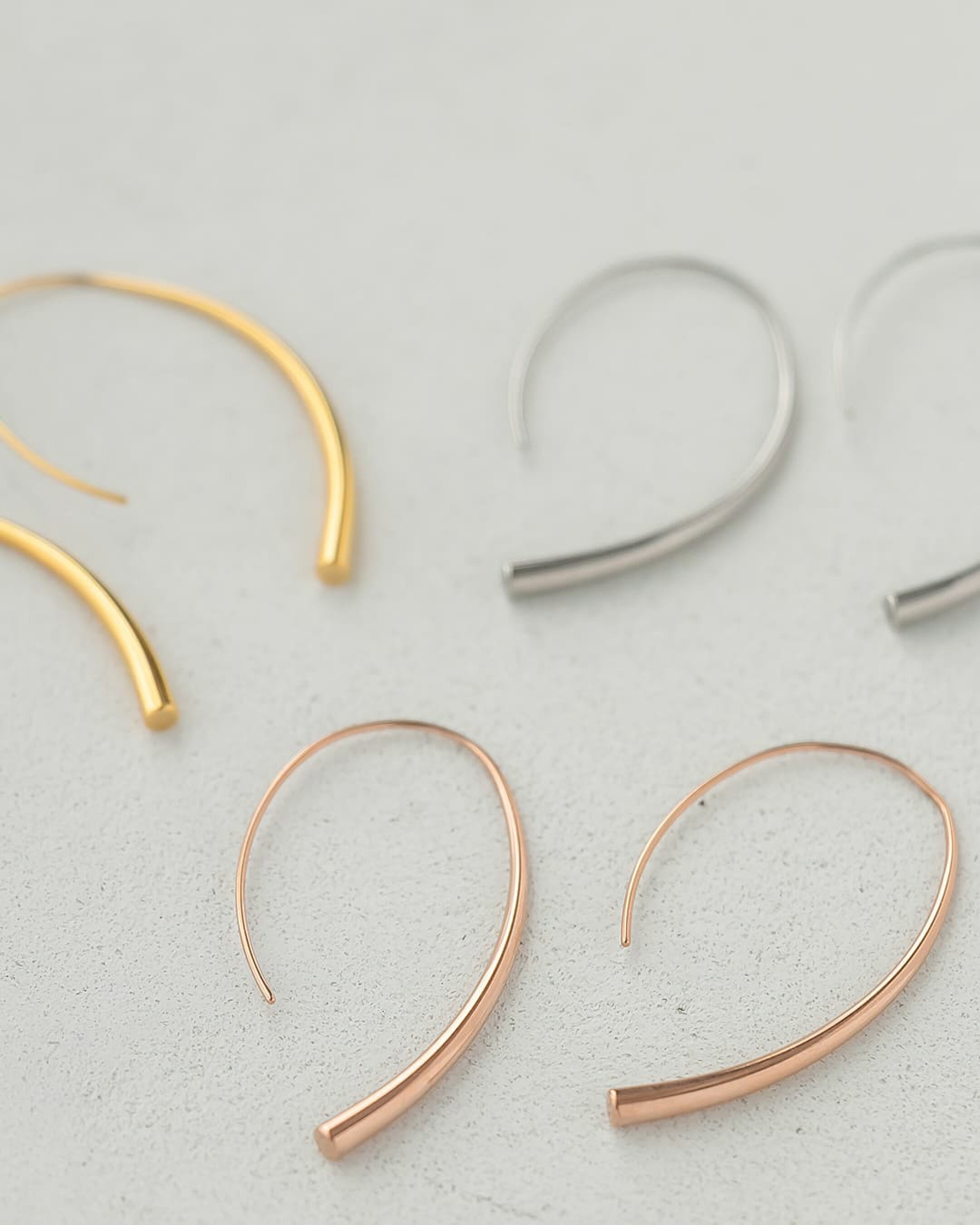 【18K】カーブデザインシンプルチタンピアス