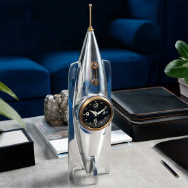 Rocket Table Clock(ロケット型 置時計）アート 1950 年代の宇宙時代の驚異を深く掘り下げましょう。磨かれたアルミニウムと真鍮の調和のとれたブレンドで作られたこのアーティファクトは、往年の象徴的なモデルロケット船へのオマージュとして立っています。