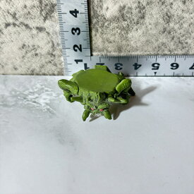 【中古】 【異形の侵略生命体】 【圧倒的存在感の造形】 ウルトラマン 怪獣 指人形 ソフビ フィギュア 中古品 エレキング系 蟹型 モンスター デフォルメ造形 ミニサイズ コンパクト仕様 グリーン単色 ピンクアイ 差し色 デザイン