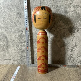 【中古】 【優しい微笑み】 【穏やかな佇まい】 三晃 章 作 こけし 高さ31cm 横7cm 縦7cm ナチュラル レッド 中古品 動作確認済み 置物 インテリア 和風 民芸品 工芸品 郷土玩具 日本文化 コレクション 木製 人形 手作り 女の子 かわいい KOKESHI kokeshi KOKESHI