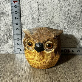 【中古】 【木の温もりフクロウ】 【愛らしい木彫りの梟】 木彫りフクロウの置物 Wood Carved Owl Figurine 高さ6cm 横幅7cm 重さ38g ブラウン 茶色 ちゃいろ 中古品 木製 木彫り ウッド 天然木風 木の質感 ナチュラルテイスト 手作り風 工芸品風 民芸品風 インテリア