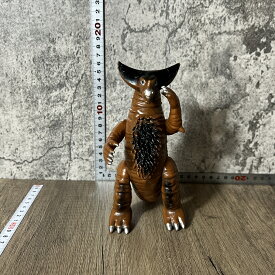 【中古】 【古代怪獣ゴモラ】 【大人気ウルトラ怪獣】 バンダイ 初代ウルトラマン ゴモラ ウルトラ怪獣シリーズ ソフビ フィギュア 怪獣ソフビ 高さ約16cm 横幅約8cm 本体重量約76g 茶色系 黒色 銀色アクセント