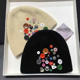 帽子 韓国 デザイナー 秋冬 女性用 カラフル ボタン ウール 暖かい 耳保護 ストリート クール ニット ボタンチャーム