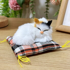 ぬいぐるみ 枕に座る子猫 - 4種類のスタイルを個別に販売、ぬいぐるみベッドと猫の置物、居心地の良い家のための可愛いデスク装飾