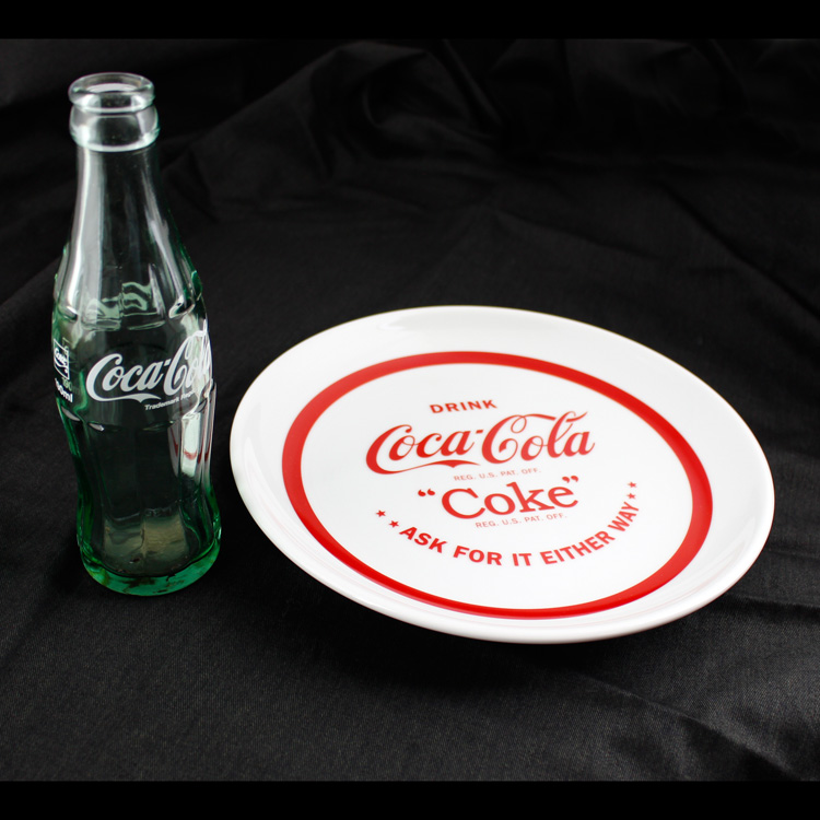 皿 プレート COCA-COLA コカ・コーラ (B) レッド文字 直径25.5cm 陶器製 食器 お皿 大皿 おしゃれ アメリカンダイナー  アメリカ雑貨 COKE-2102B | アメリカン雑貨ＣＯＬＯＵＲ
