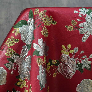 送料無料 135cm幅 90cm単位 ジャカード生地 エンボス生地 浮き彫り生地 生地 布 布地 色織り生地 きじ ぬの 手作り生地 裁縫 DIY用生地 手芸用 ハンドメイド向け 花柄生地 赤底 レッド シルバー