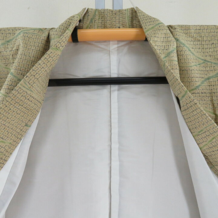 楽天市場】紬 着物 砂色x黄緑 よろけ縞 袷 バチ衿 正絹 カジュアル 