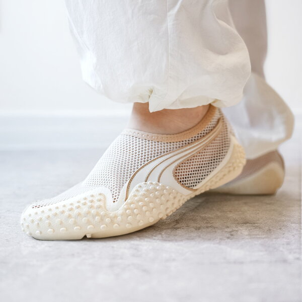PUMA MOSTRO FLEX MESH WARM WHITE LIGHT SAND プーマ 薄底 モストロ フレックス メッシュ スニーカー 白 レディース ウィメンズ ( 403214-02 ホワイト )