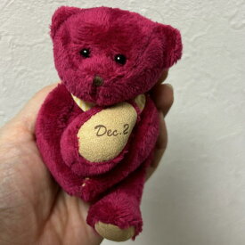 12月2日の日付入り誕生日ベア ワインレッド イエローのストライプ柄 バンダナ テディベア