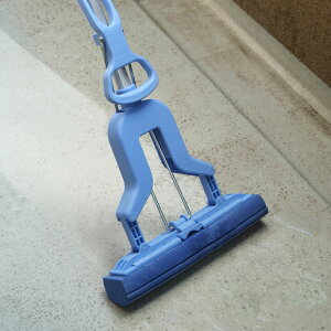 ワイパー グングン吸水激絞りワイパーF AZ259 ( 吸水 窓 浴室 結露 吸収 水切ワイパー 水拭き 窓掃除 絞れる 長さ 99〜130cm 拭き幅 27cm 掃除道具 清掃用具 掃除 床 水 吸う 手が汚れない 絞る コ