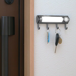 キーフック LEDライト センサーライト&アラーム機能付き ( 壁掛け マグネット ウォールキーフック 多機能 鍵 カギ 磁石 玄関 ライト付き 電池式 小物 収納 整理 整頓 センサーライト アラー