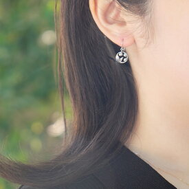 【送料無料】スズラン チャームピアス シルバー 付け方選べる2種 ポストタイプ フックタイプ | 幸福の再来 花言葉 花モチーフ 揺れる 縁結び 幸運 ギフト プレゼント クリスマス フォーマル 普段使い おしゃれ 小さめ 三重県 伊勢 外宮参道COMISE