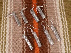 INDIAN JEWELRY : NAVAJO HANDMADE STERLING SILVER EARRINGS �gFLORENCE TAHE�h / �C���f�B�A���W���G���[ �i�o�z �n���h���C�h �X�^�[�����O�V���o�[�C�������O�i�s�A�X�j