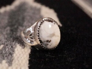 INDIAN JEWELRY : NAVAJO WHITE TURQUOISE RING / �C���f�B�A�� �W���G���[ �i�o�z �z���C�g�^�[�R�C�Y �����O