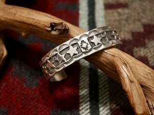 INDIAN JEWELRY NAVAJO SILVER BANGLE [EMERSON KINSEL] / CfBA WG[ ioz ^[RCY Vo[oO