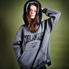 《 レース ボリューム フード TOPS ダークグレー 》 COOLA クーラ トップス プルオーバー プルオーバートップス フーディー チュール ロゴ プリント ルーズシルエット ワッペン 刺繍 おしゃれ レディース カジュアル ストリート スポーティ モード レディースファッション