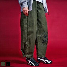 《 COOLA BASE コットン ワイド スナップ パンツ カーキ 》 クーラ ボトムス BOTTOMS スナップパンツ ワイドシルエット ペイント ロゴ キャラクター タック ミリタリー メンズライク おしゃれ レディース カジュアル ストリート レディースファッション モード きれいめ