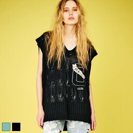 《 フラッグ エンブレム ニットベスト ブラック 》 COOLA クーラ ベスト トップス TOPS レイヤード レイヤードアイテム ケーブル編み ロゴ ワッペン ルーズシルエット 透け感 ユニセックス おしゃれ レディース カジュアル ストリート レディースファッション モード