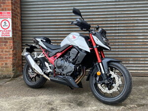 CB750 HORNET (z[lbgj2025-yPYRAMIDzis~bhj A_[JE Matt Black