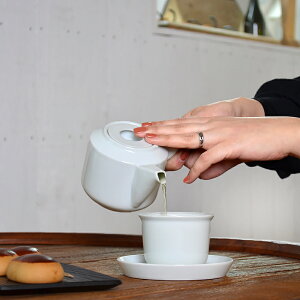★LEAVES TO TEA 急須 300ml KINTO キントー キントー 新築祝 結婚祝 プレゼント お茶 日本 和室 ドリンク お酒 お茶 水 ジュース テーブルウェア 電子レンジ対応 磁気 シンプル ベーシック 丈夫 食洗