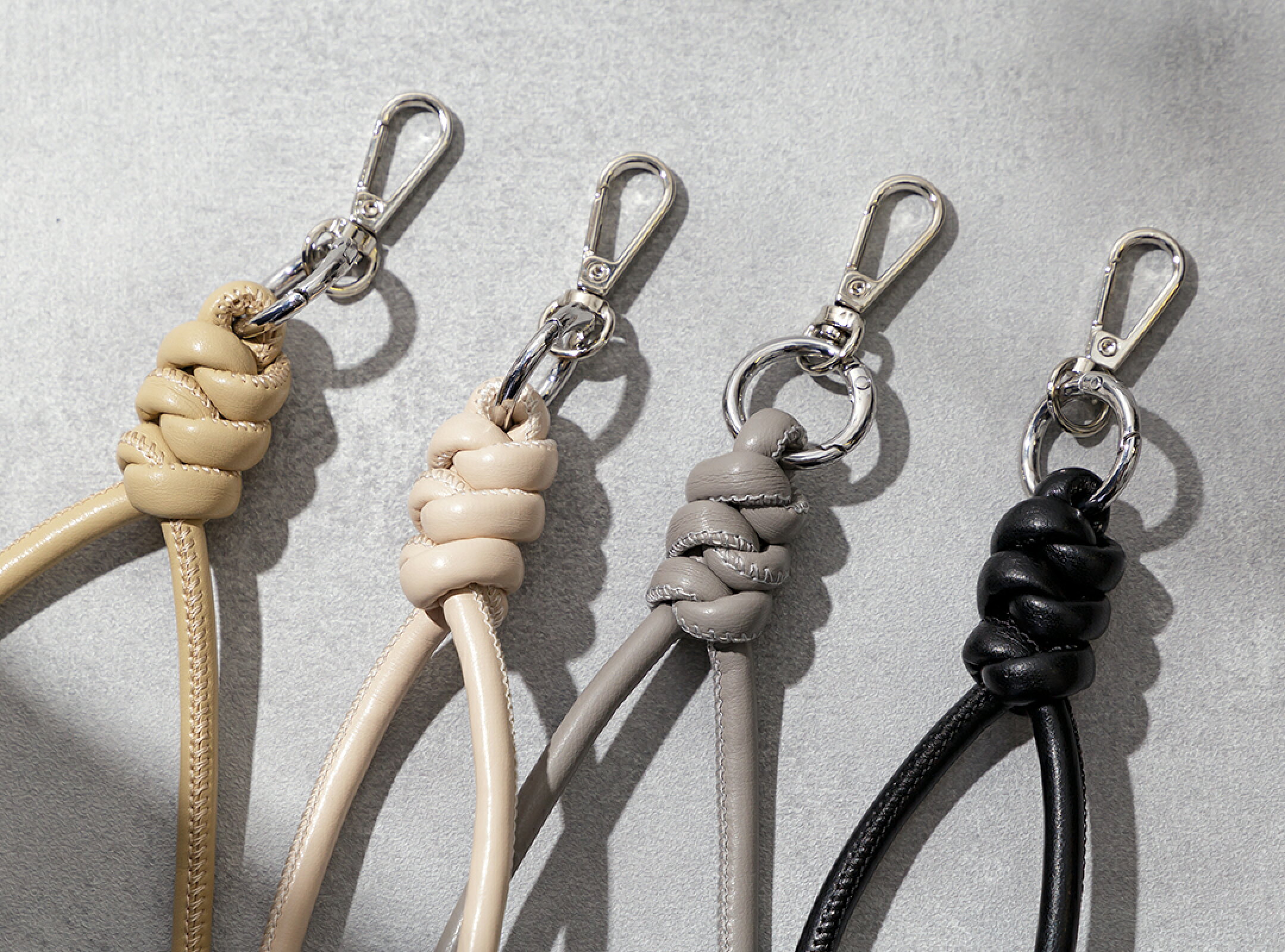 結び目がアクセント ラウンドレザーストラップ