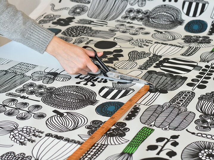 高額売筋 テーブルクロス マリメッコ 撥水生地 プータルフリン パルハート 145 2cm Marimekko Puutarhurin Parhaat ホワイト 植物柄 撥水 北欧 北欧生地 生地 Shipsctc Org