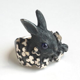 DECOvienya(デコヴィーニャ) ウサギとクローバー リング ブラック [DE-001B] 動物モチーフ ハンドメイド アクセサリー ブランド キミドリ造型社 レディース シルバー silver925 指輪 ジュエリー かわいい 可愛い 個性的 黒 兎 ゴスロリ ロリータ 手作り 日本製 国産 春