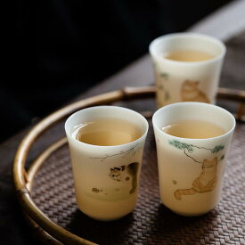 茶器 ティーカップ 猫モチーフ 陶器製 羊脂玉 薄胎 磁器 お猪口 ぐい呑み 飲み口 小ぶり 軽量 高級感 繊細 芸術的 個性的 クリエイティブ デザイン ハンドメイド 職人技 鑑賞用 コレクション ティータイム 普段使い お茶席 接客用 贈答用 プレゼ
