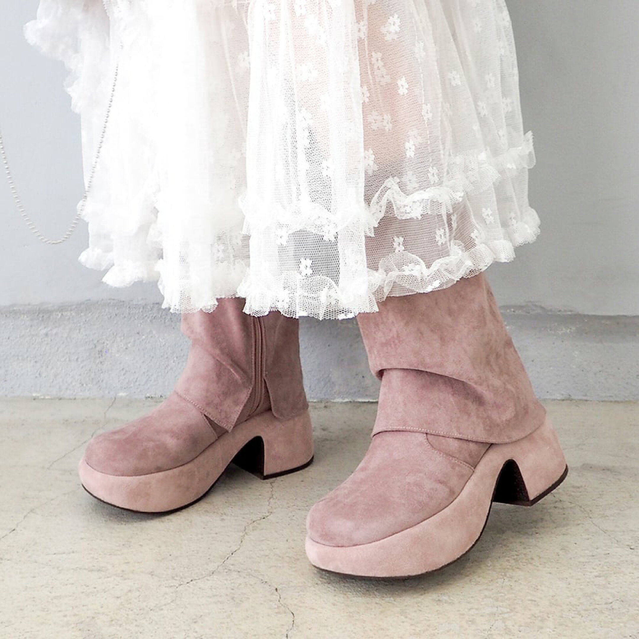 ボトムスに透け感のある素材を選ぶことで野暮ったくならず、軽やかにまとまります。