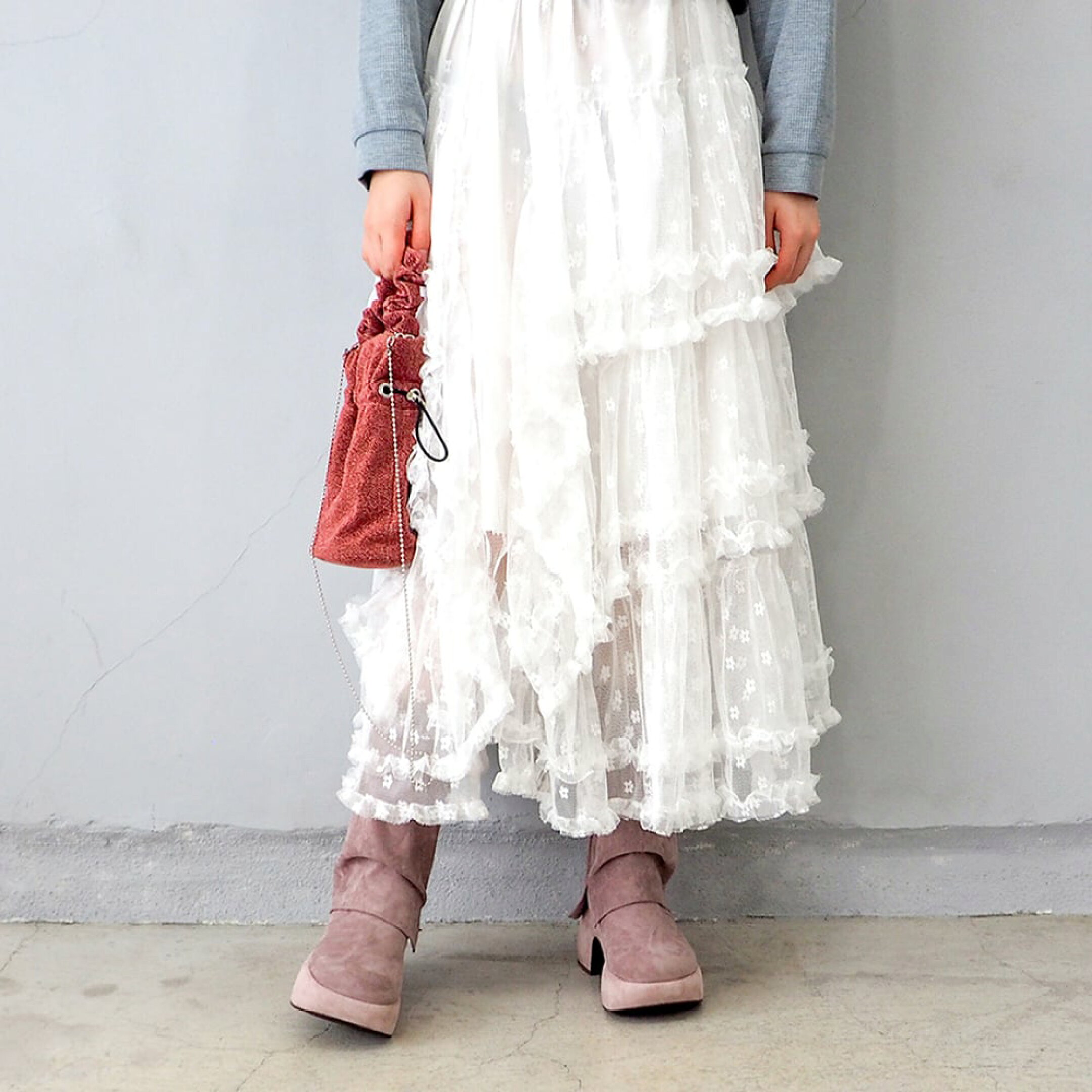 意外と黒系にも茶系にも合わせやすい、相性のよいカラーです。