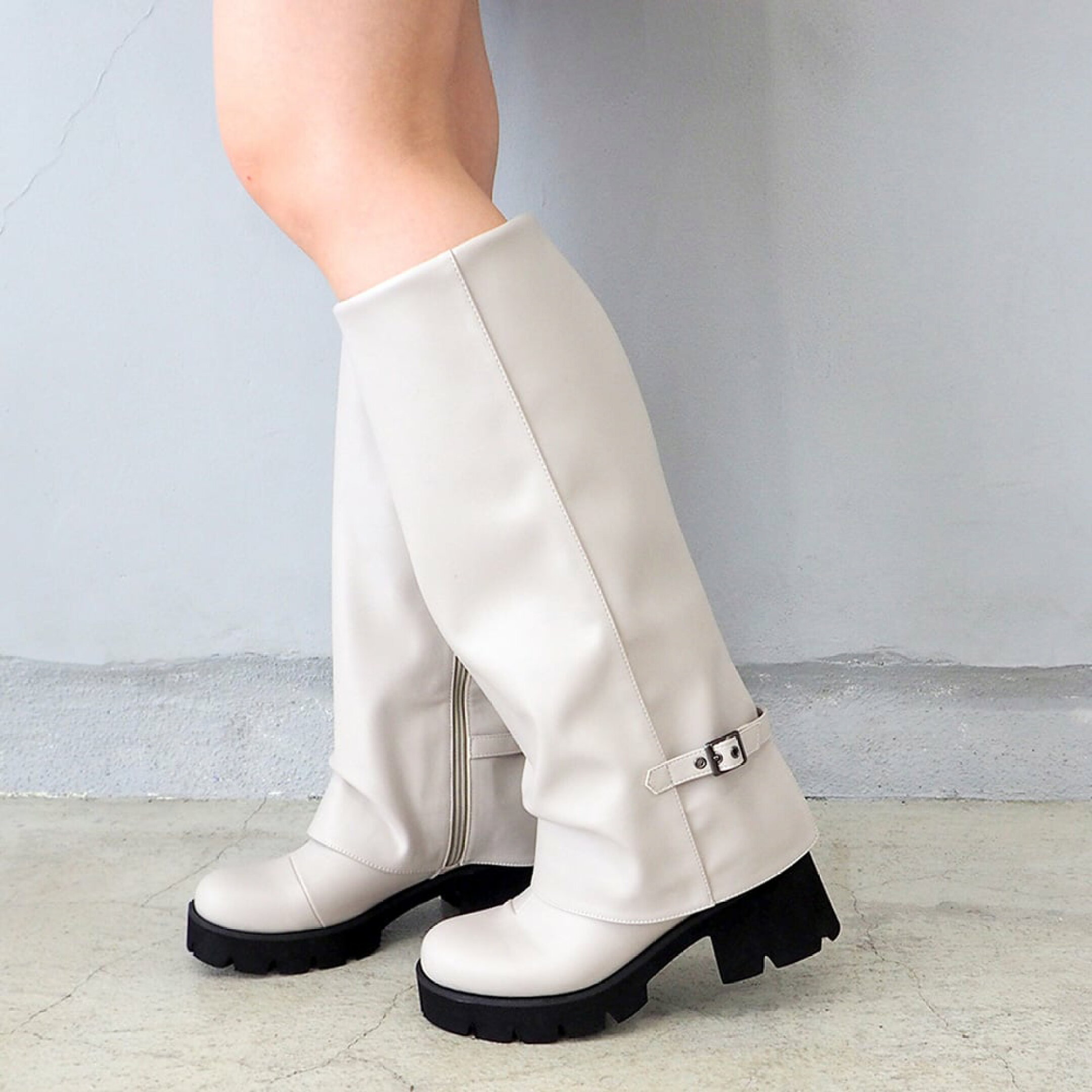 ちょっとハードルが高そうなアイボリーも、真っ白ではなくライトグレー寄りの色味と、黒ソールの引き締め効果で取り入れやすいです